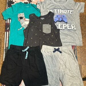 Carters. Boys. Size 7
Matching shorts and shirt set.